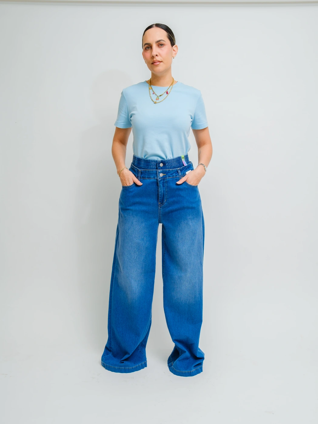 PANTALON VIBRANT CON DOBLE BROCHE EN CINTURA