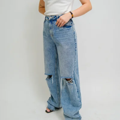 PANTALON MEZCLILLA CLARO CON ROTO EN LA RODILLA
