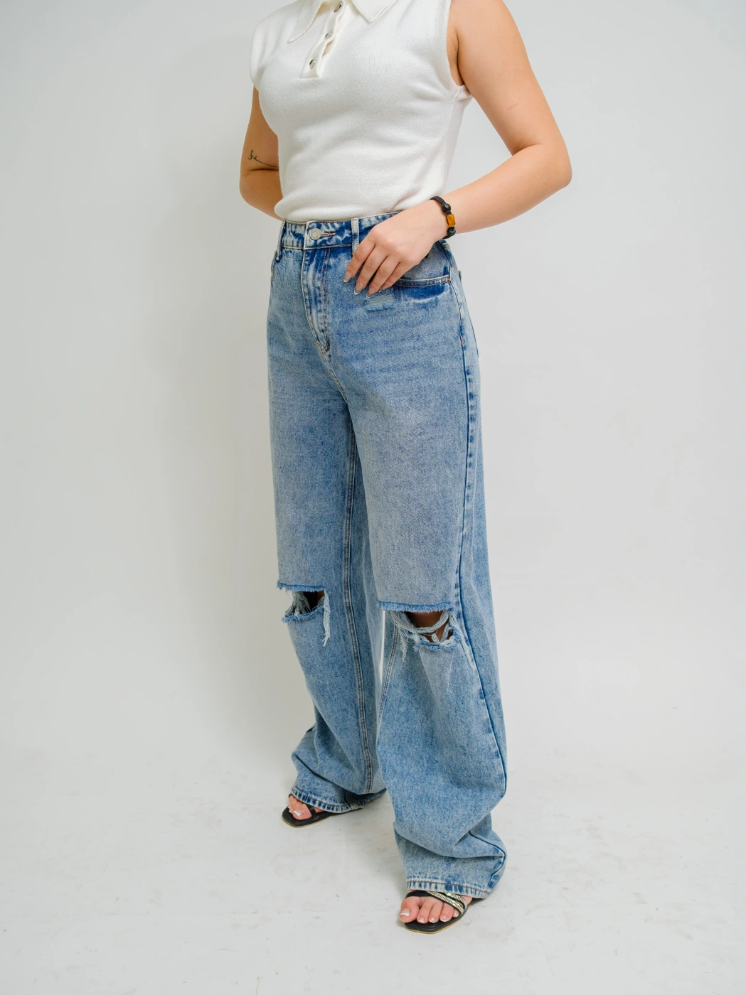 PANTALON MEZCLILLA CLARO CON ROTO EN LA RODILLA