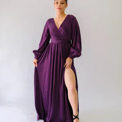 VESTIDO MORADO LARGO CON ABERTURA EN LAS MANGAS