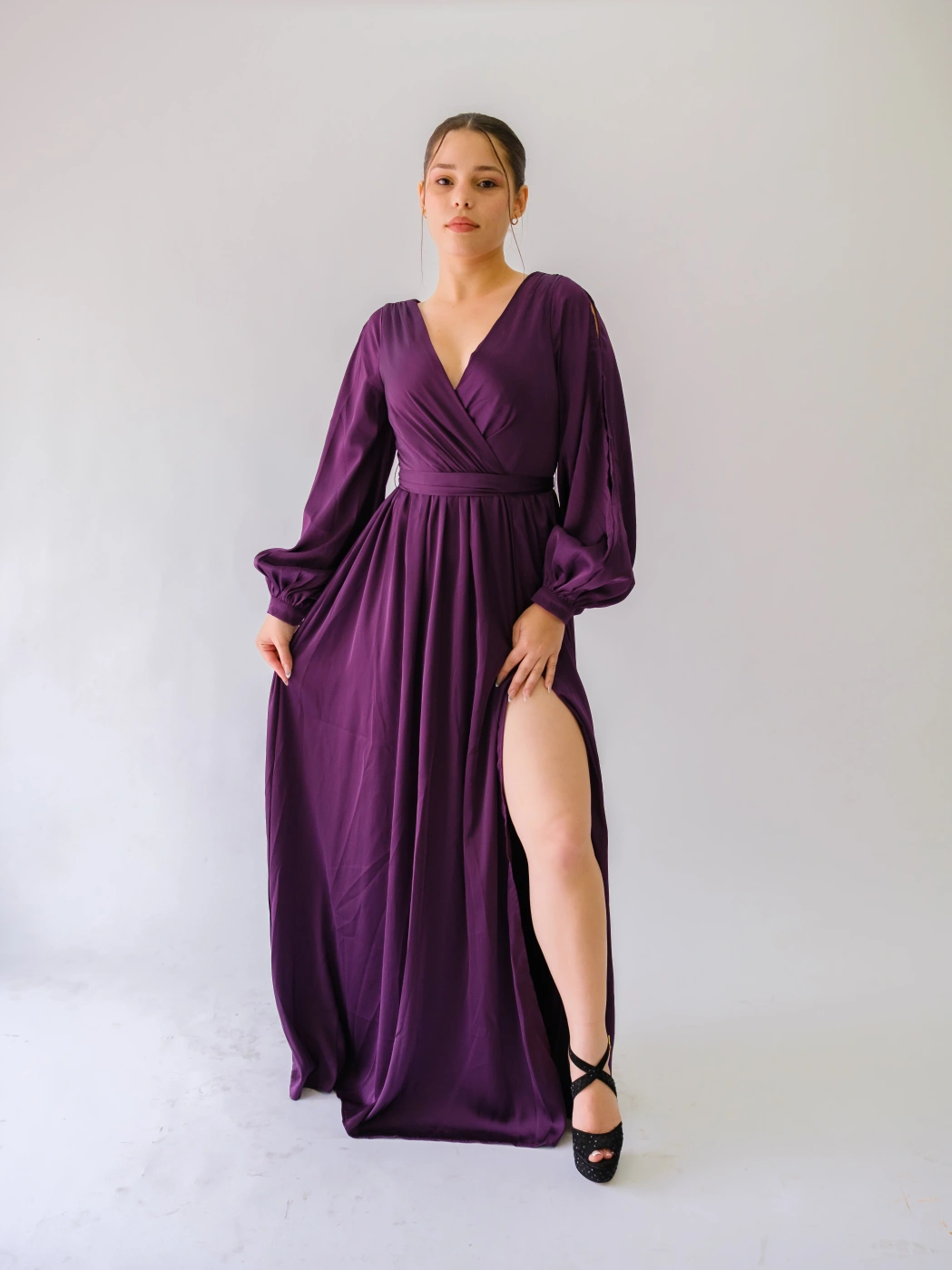 VESTIDO MORADO LARGO CON ABERTURA EN LAS MANGAS