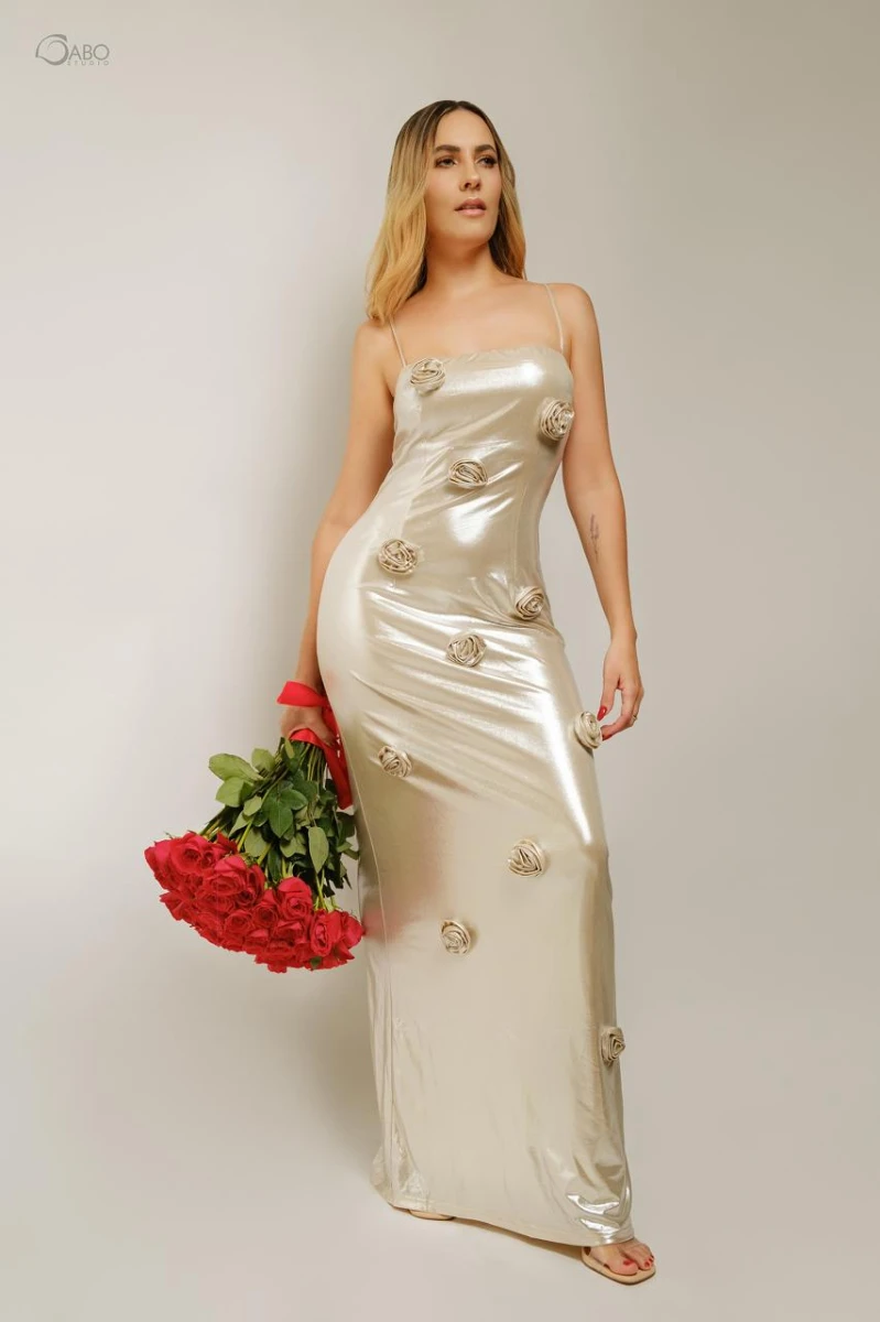 VESTIDO VEIGE SATINADO CON ROSAS 3D