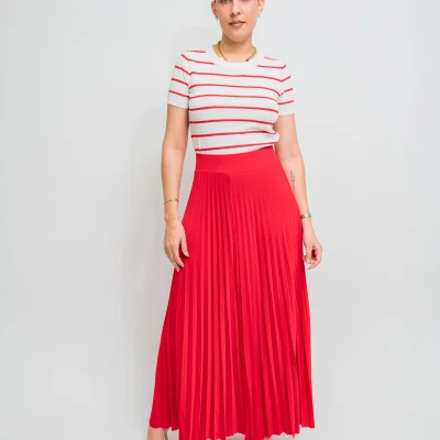 SET DE FALDA ROJA PLISADA  CON BLUSA BLANCA DE RALLAS ROJAS