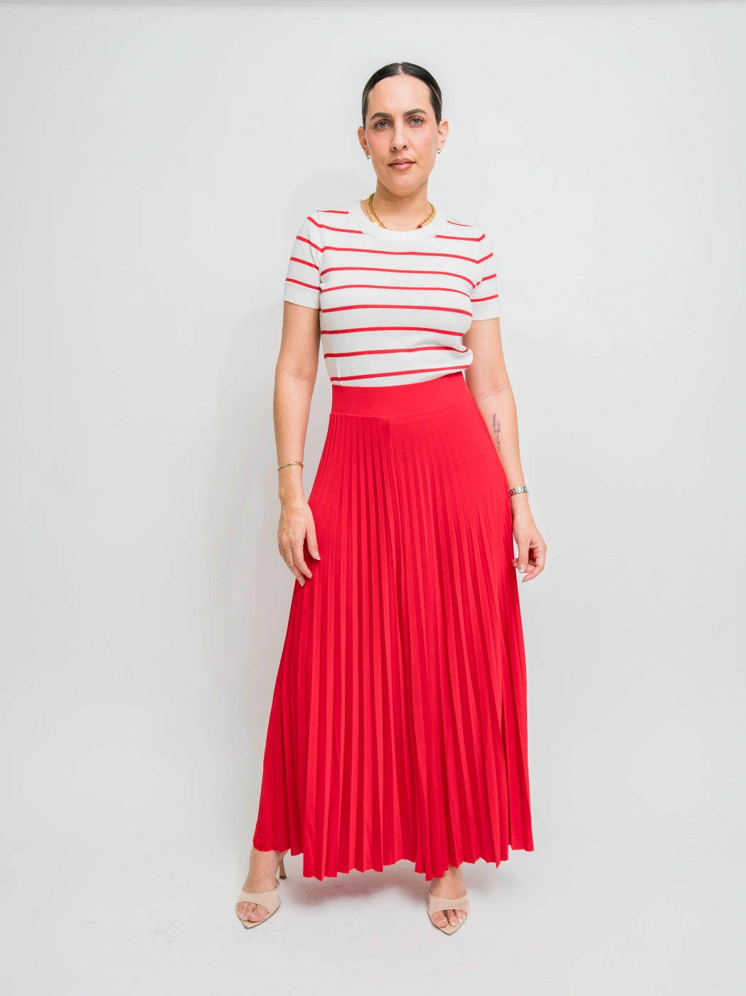 SET DE FALDA ROJA PLISADA  CON BLUSA BLANCA DE RALLAS ROJAS