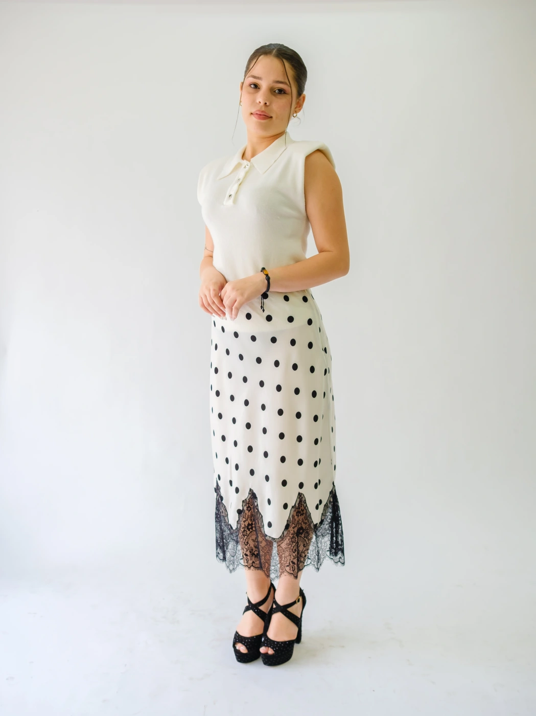 FALDA BLANCA CON LUNARES NEGROS