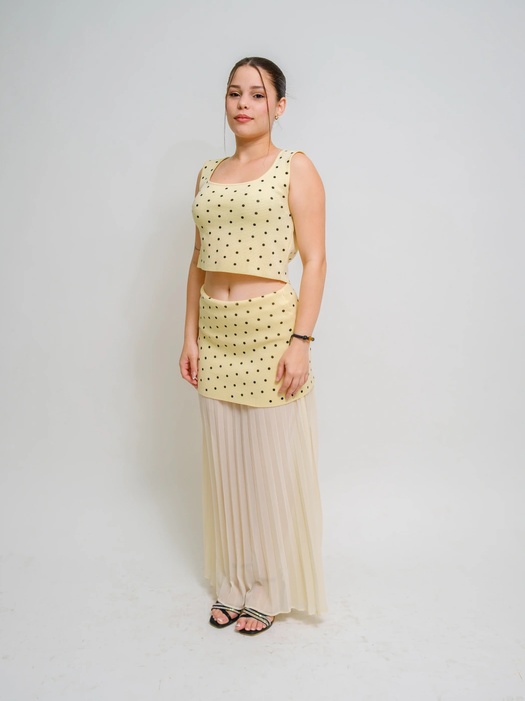 SET AMARILLO CON LUNARES  DE FALDA Y BLUSA