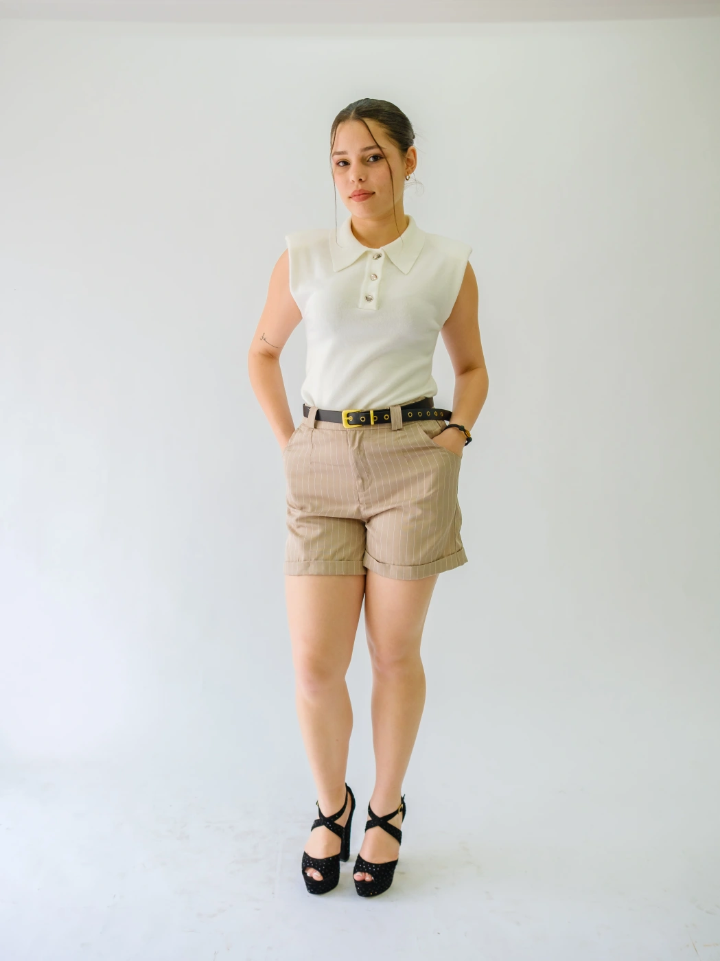 SHORTS CAFE CON LINEAS BLANCAS Y CINTURON