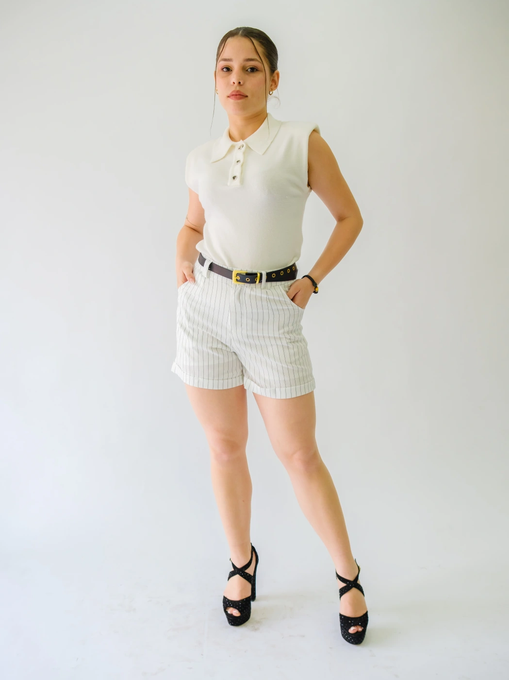 SHORTS BLANCO CON LINEAS NEGRAS Y CINTURON