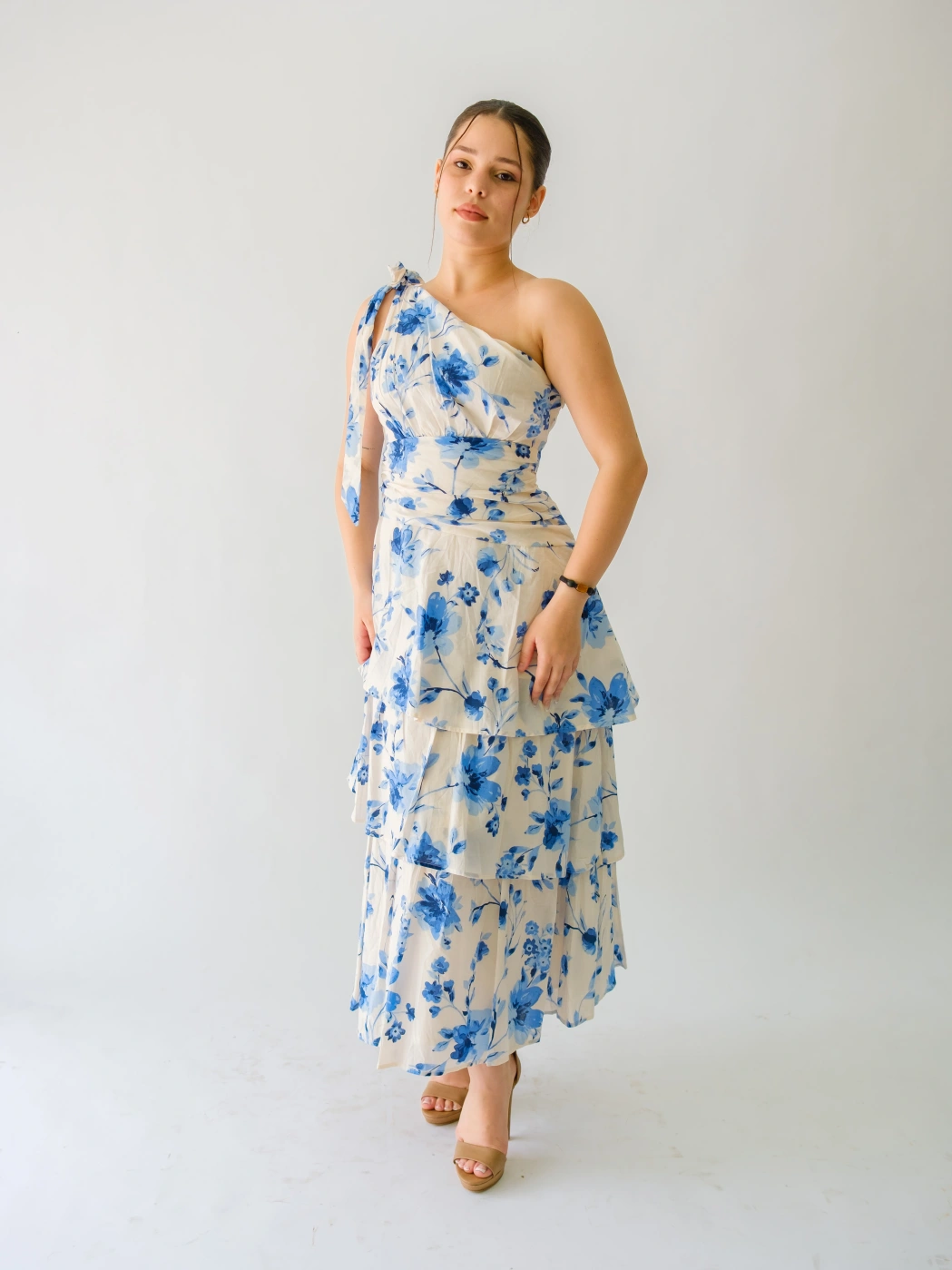 VESTIDO BLANCO CON ESTAMPADO DE ROSAS AZULES