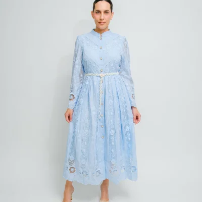 VESTIDO AZUL CIELO CON CINTURON DE PERLAS