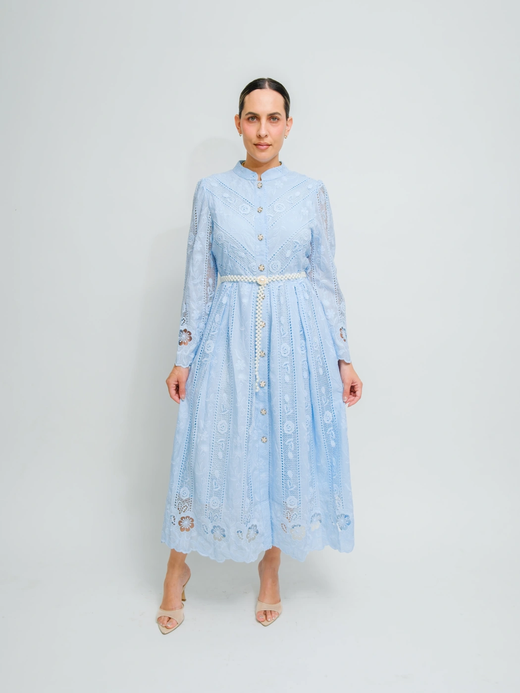 VESTIDO AZUL CIELO CON CINTURON DE PERLAS