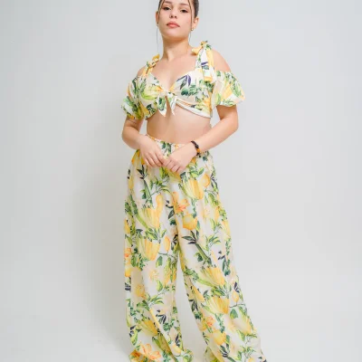 SET DE TOP Y PANTALON CON ESTAMPADO TROPICAL