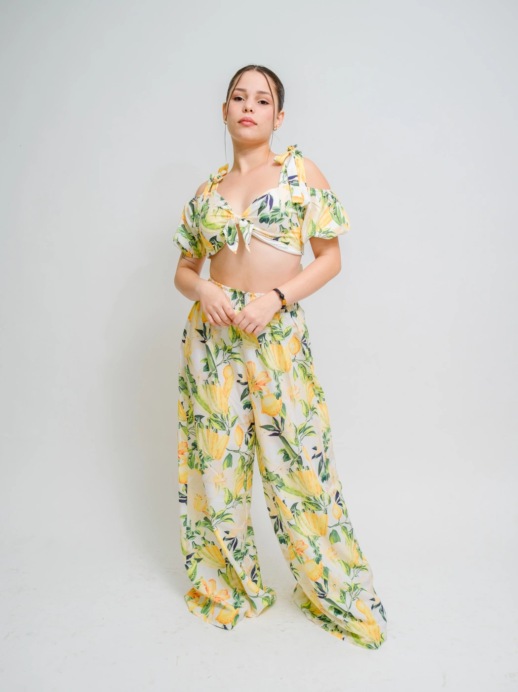 SET DE TOP Y PANTALON CON ESTAMPADO TROPICAL