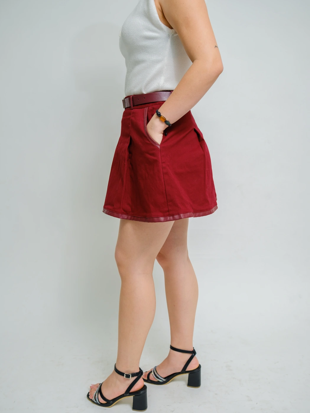 FALDA···SHORTS ROJA CON CINTURON